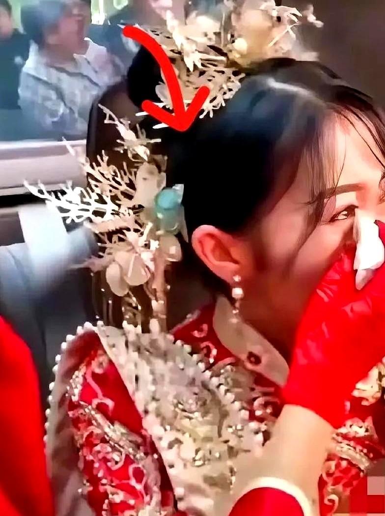 婚礼上 新娘提出要8万改口费 婆婆马上拿出8万说 你拿去 你不用叫妈 我承受不住