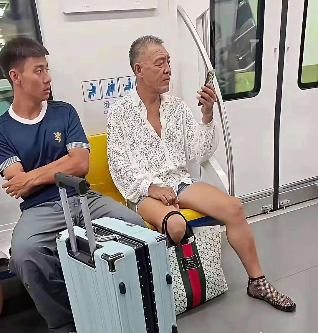 条友们，请放开大胆猜测一下，这老头是怎么回事！猜对了，送注一个。