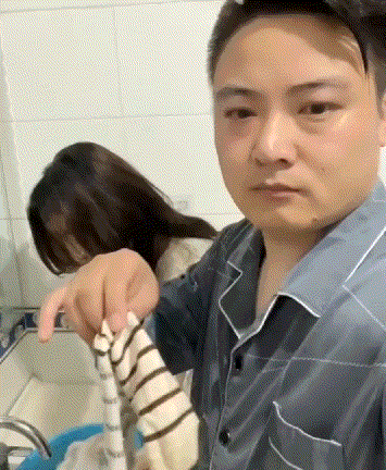 大哥:兄弟们看好了，今天我要是吭一声，就算我输！