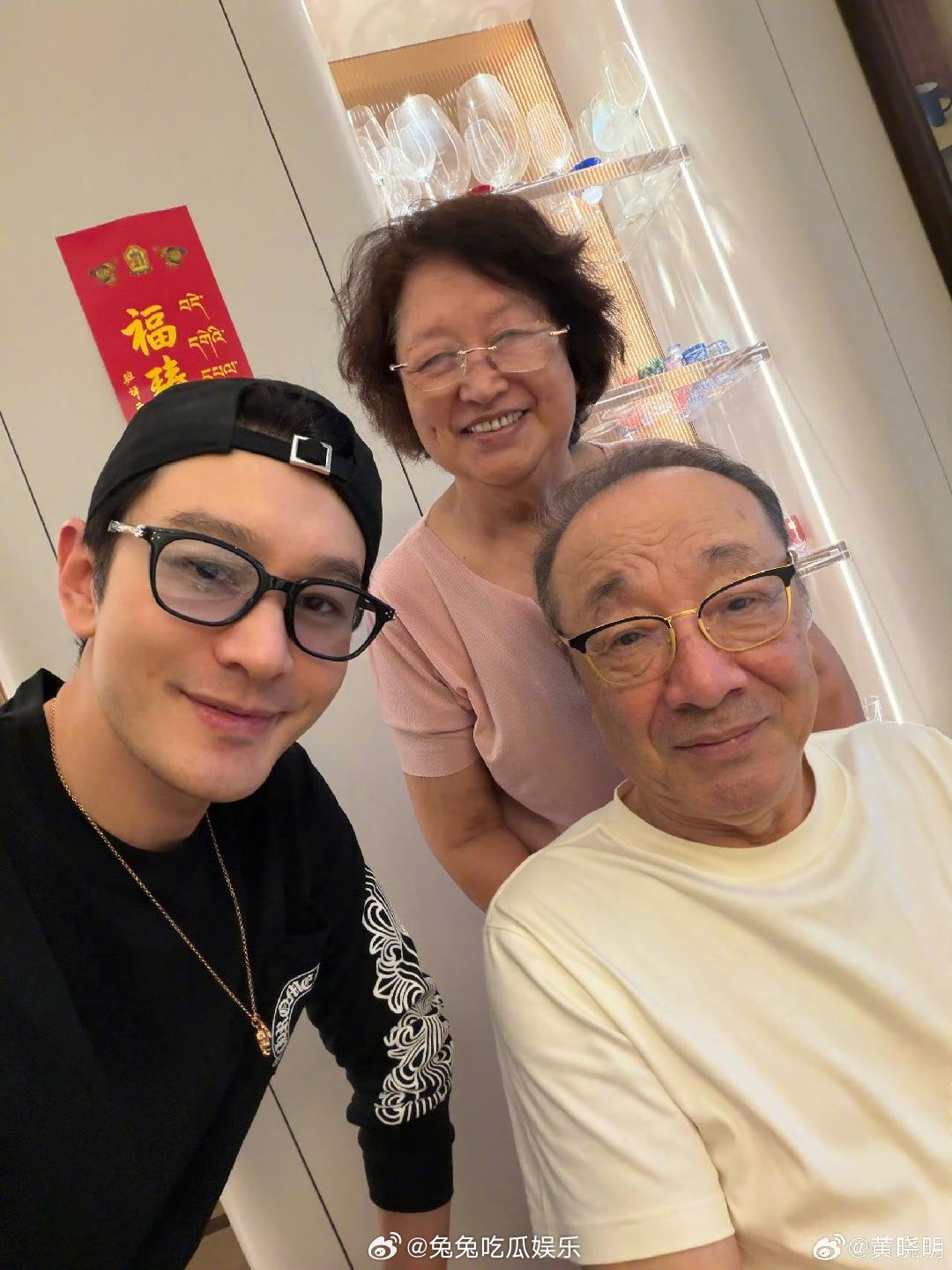 黄晓明晒妈妈包的粽子黄晓明晒一家三口合照  黄晓明晒一家三口合照，并配文：和大家