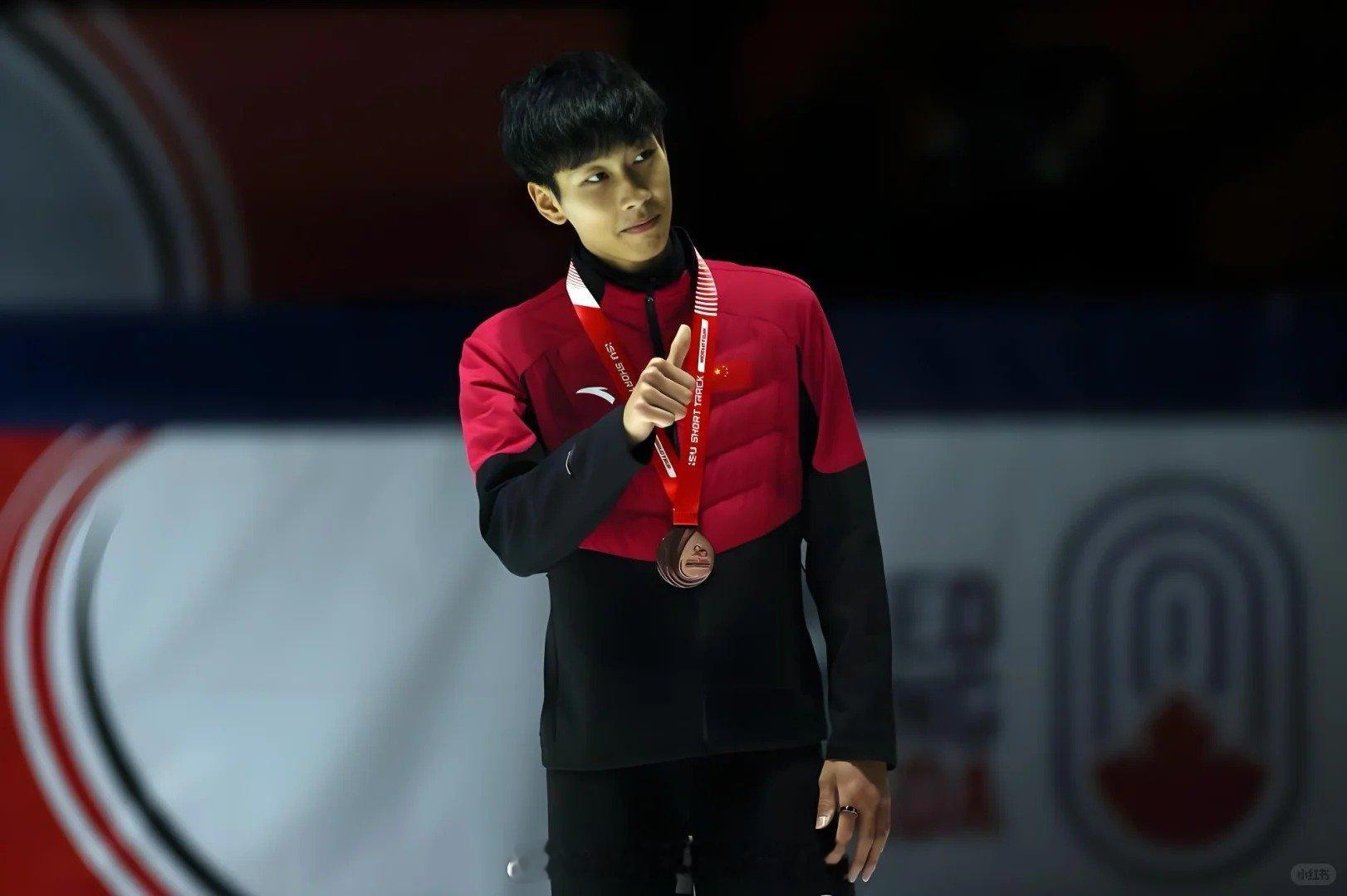 孙龙为中国短道收获赛季首枚奖牌 恭喜孙龙获得中国短道速滑队新赛季第一项比赛的第一