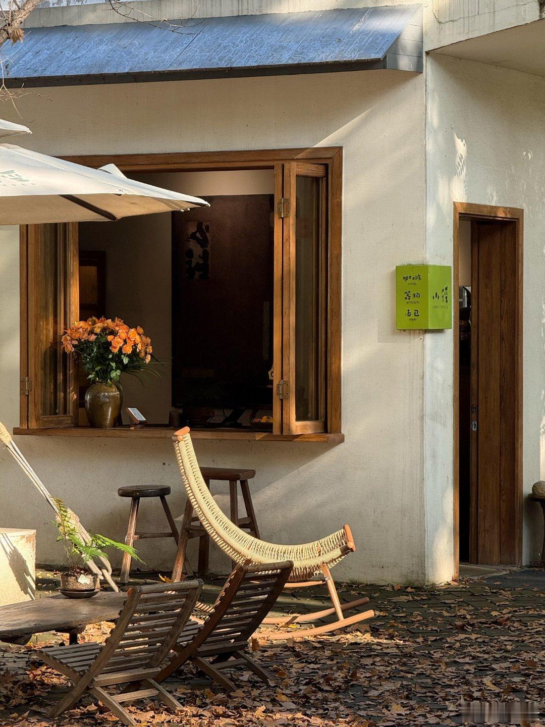 真正的独立从不是拒绝所有帮助，而是清醒地选择。这个支持对我有用，我接受；那个建议