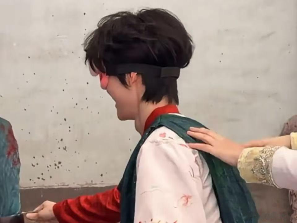 谁能不被“哥哥没安全感”创飞！彭昱畅先要抱，张真源再“慢点慢点”也已经晚了——人