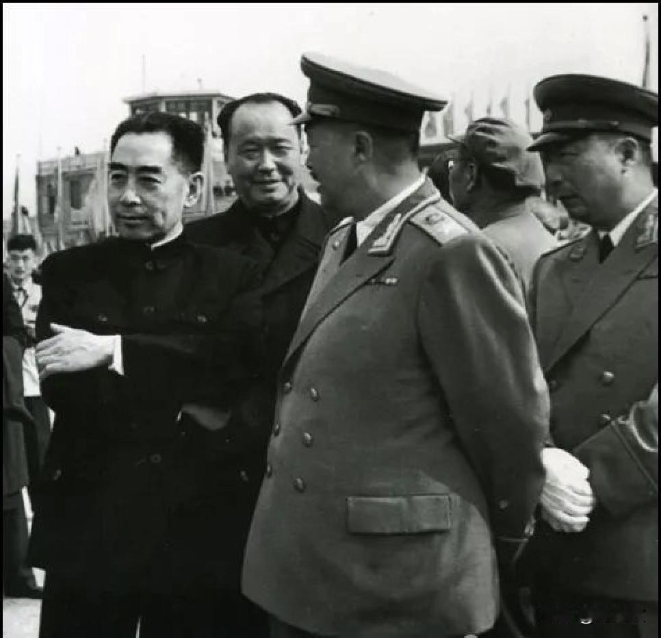 1956年，（左起）周恩来总理﹑乌兰夫﹑贺龙﹑聂荣臻在机场。 
乌兰夫同志是久经