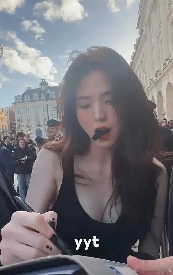 笑晕了 继韩素希咬笔盖照片美出圈以后，韩娱林娜琏、徐英浩等艺人怎么都开始咬笔盖了