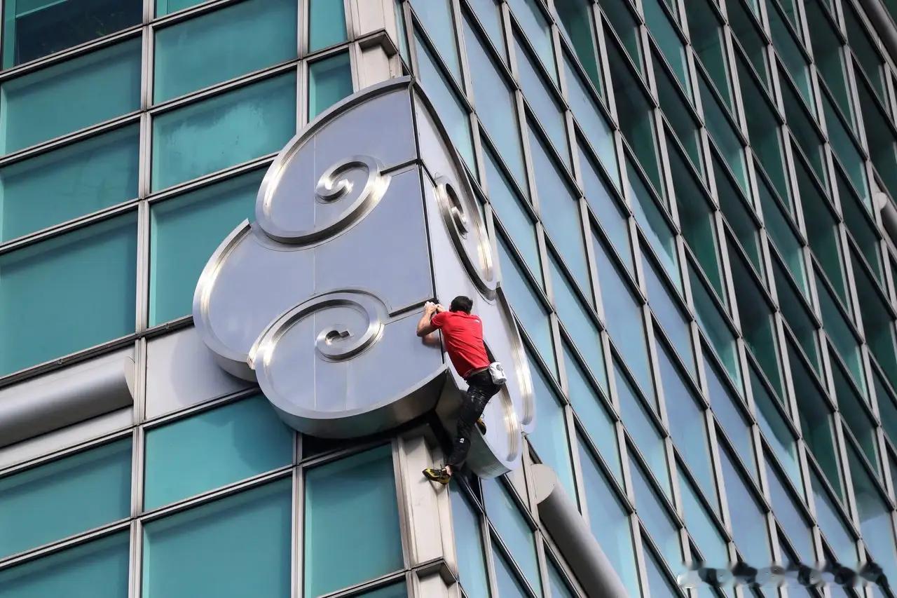 那个徒手爬上900米酋长岩的男人回来了这次爬101其实线路难度不大对Alex来说