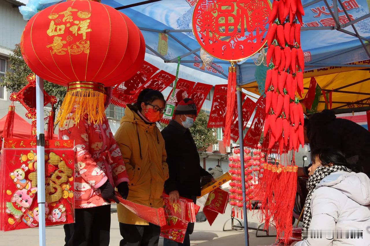江苏邳州农村，年味渐浓，红彤彤的春联喜气洋洋，购买年货的人络绎不绝。
近几日的晴