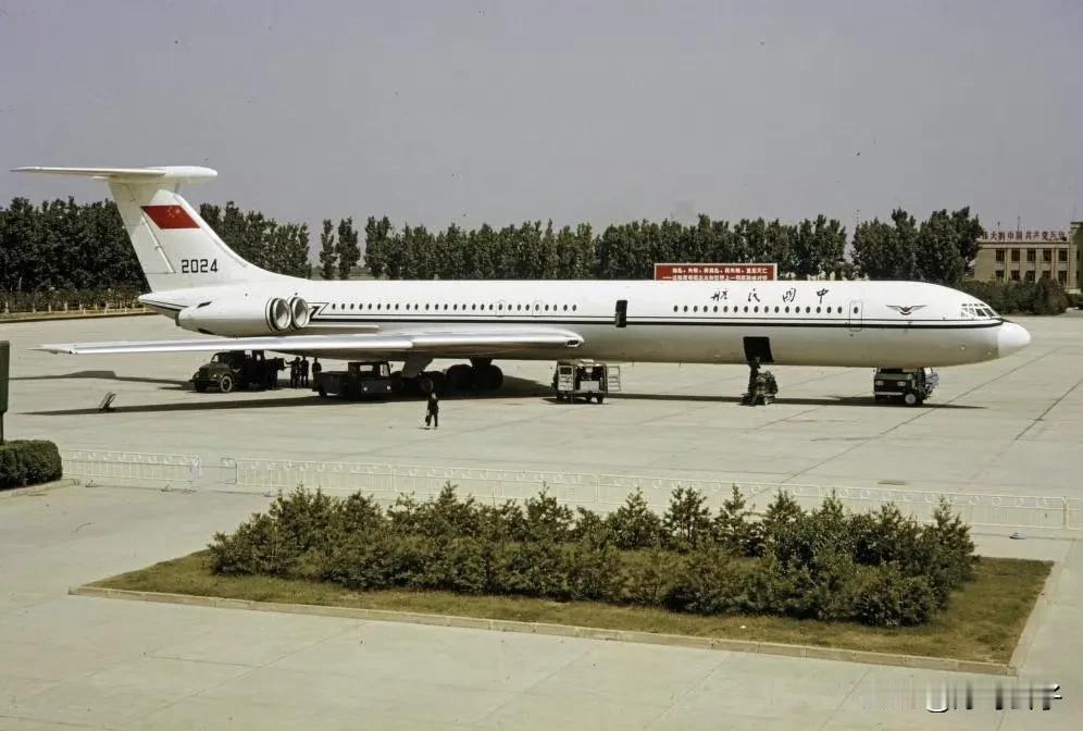 70年代国内机场，原来是这样

外国摄影师哈里森福尔曼1973年在北京机场，拍摄