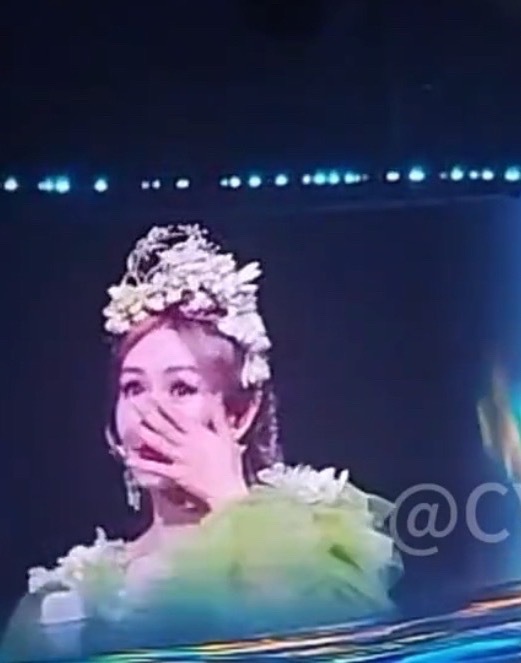 谢娜演唱会哭了谢娜成都演唱会哭了谢娜演唱会要是我我也会忍不住哭