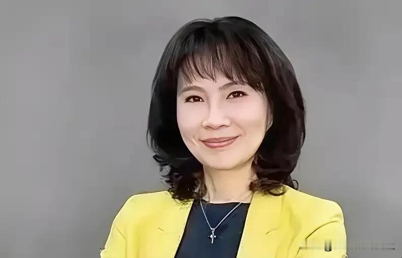 职场清醒陈凤馨！

对于尹乃菁的离职，好姐妹陈凤馨在接受访问时说出：尹乃菁去任职