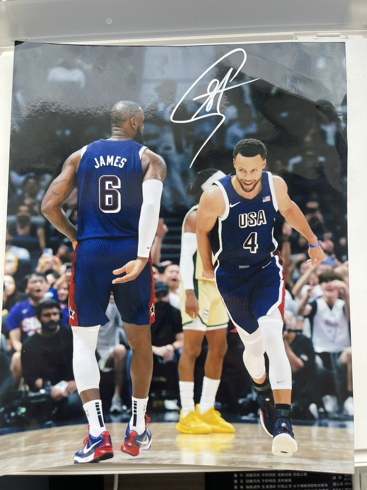 看得出来库里很喜欢！中国球迷拿詹库奥运合影求到了库里签名这是真帅啊兄弟#库里##