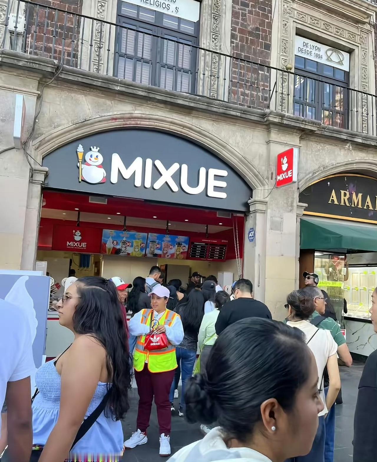 蜜雪冰城在墨西哥开了第一家店，这事儿可真是火出了圈！当地时间2月12日，蜜雪冰城