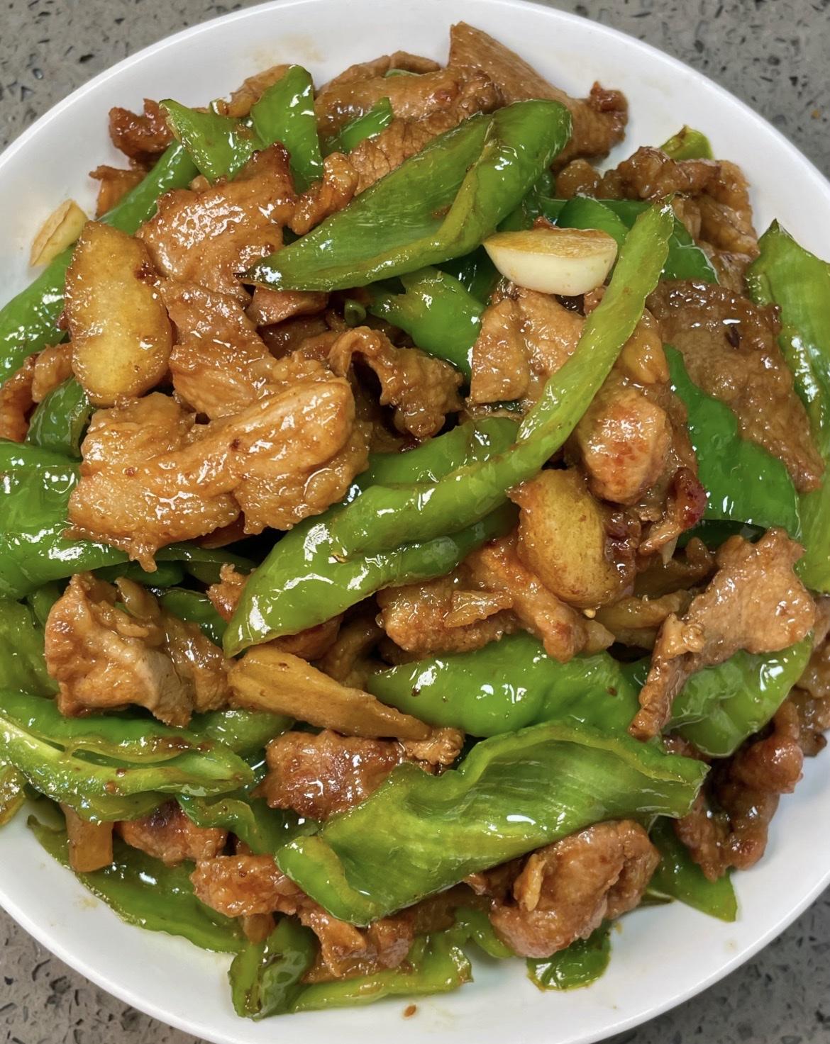 终于找到一个省钱的好办法：一家四口吃饭，我只炒一个菜，炒满满一大盘。

以前一顿