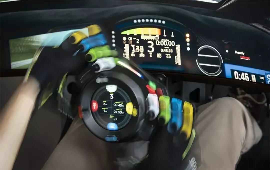 宾利欧陆 GT3 的方向盘是由宾利与游戏硬件开发商 Fanatec 合作开发的。