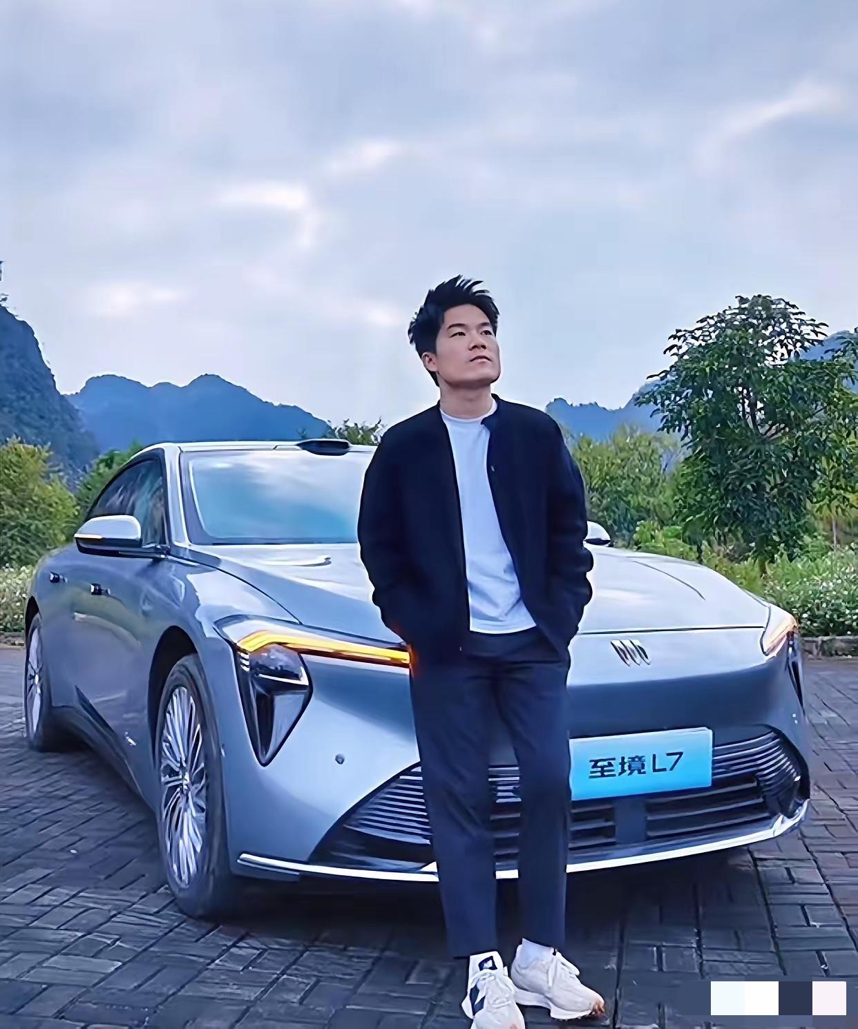 与辉同行和别克的商务合作到期了
董宇辉携8位主播
拍了一个诚意满满的告别广告片