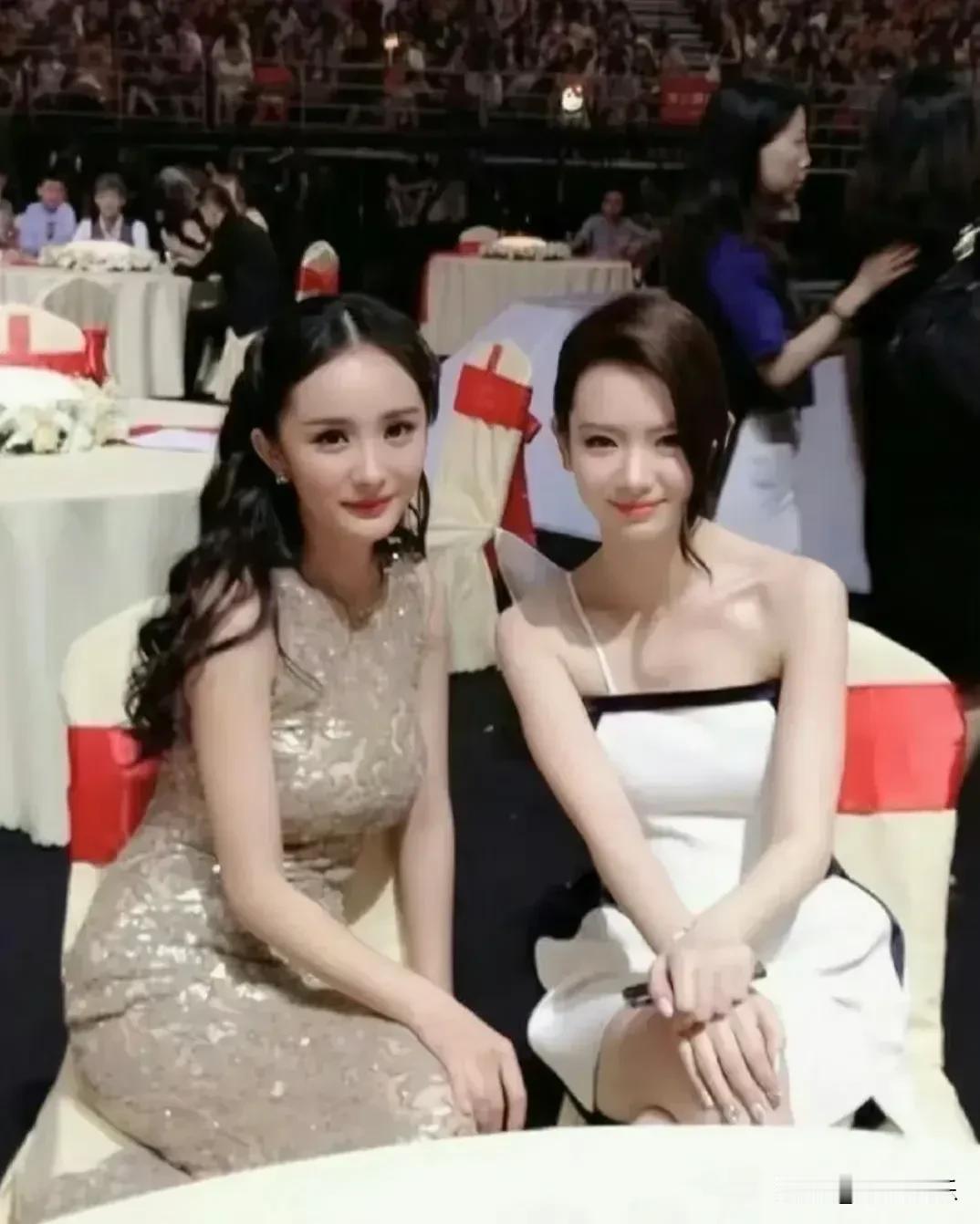两个都很漂亮，右边的更白皙一点，更加魅力四射。一个眉目传情，落落大方，美得自然大