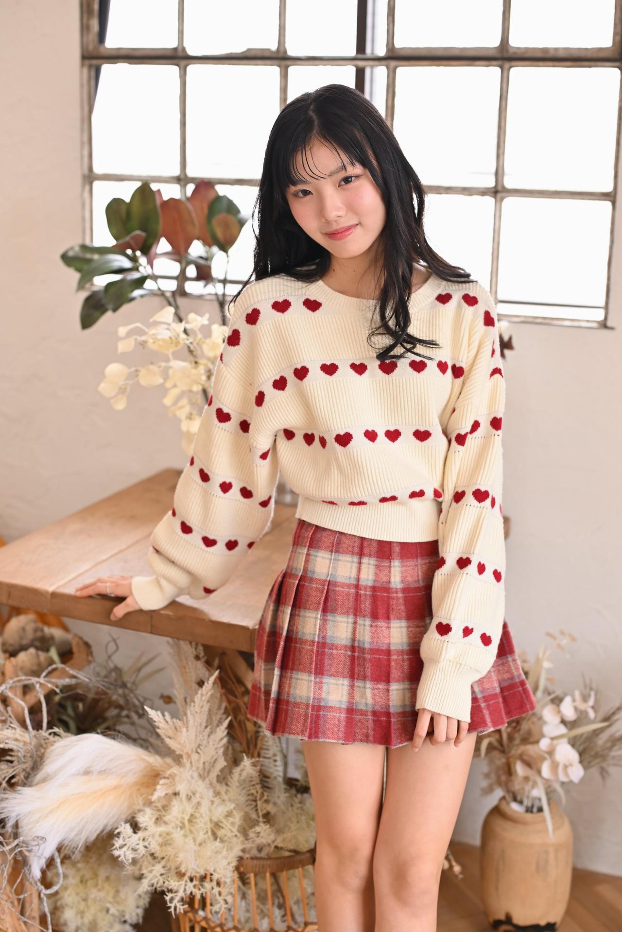 红心毛衣映笑颜，花影摇曳入画来