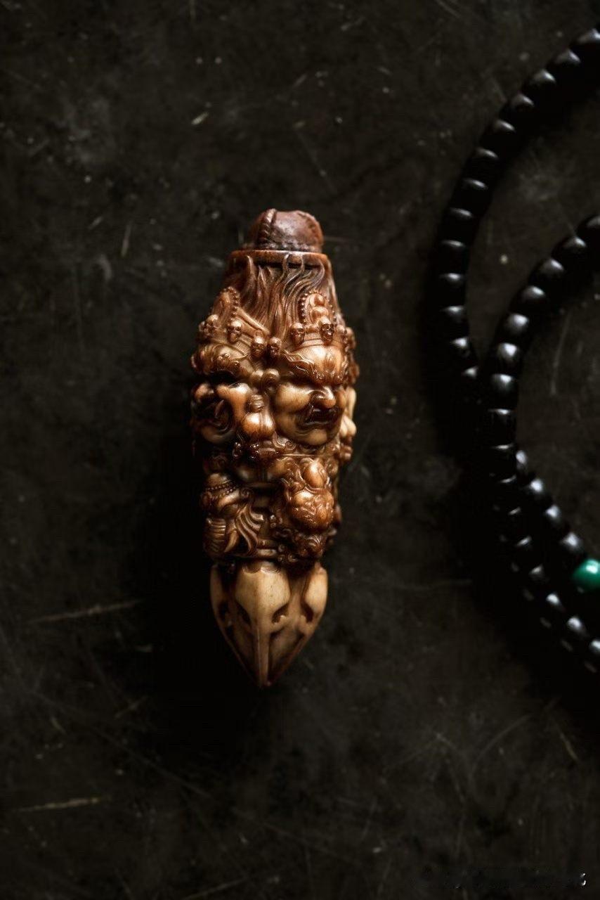 有些器，不是为了“温和”，而是为了“清醒”。

这枚金刚橛，以鹿角为骨，质地温润