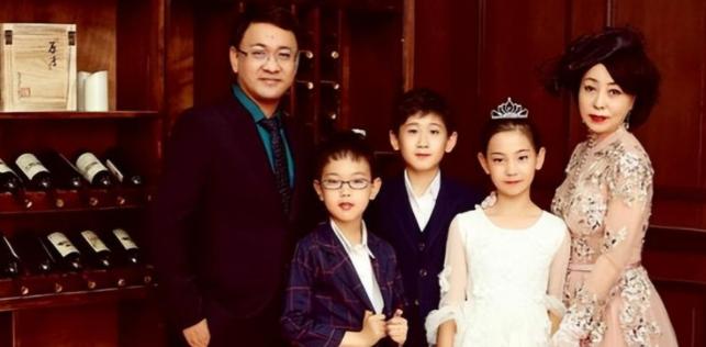 🐒50岁郑州富婆冒死为小19岁丈夫生下三胞胎，这段不被看好的姐弟恋当年轰动全城