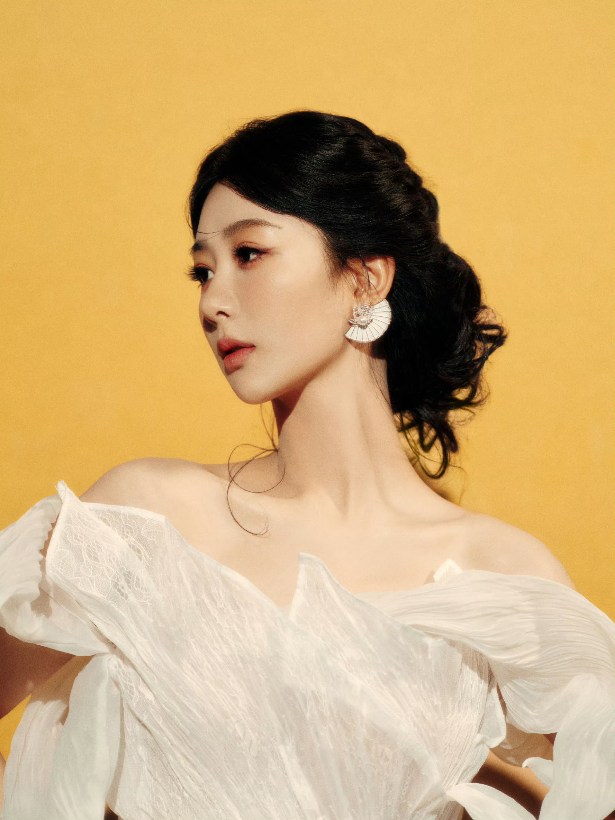 杨紫白玉兰最佳女主提名公式照 这套造型真是一朵盛放的玉兰花杨紫