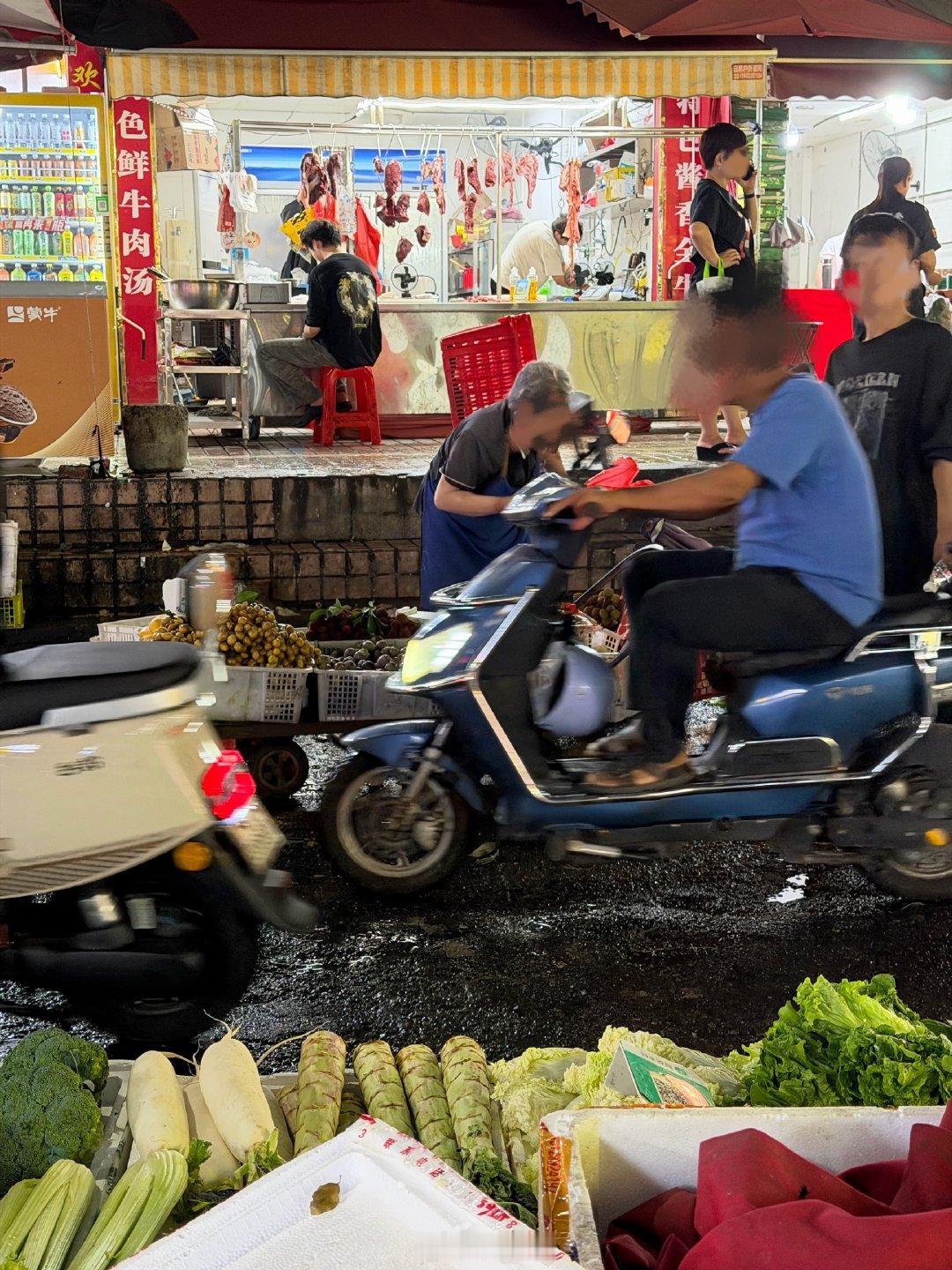 来买菜 我又见到那个坑我N次的阿嬷这次忍住了没有买！！！！！！！ 