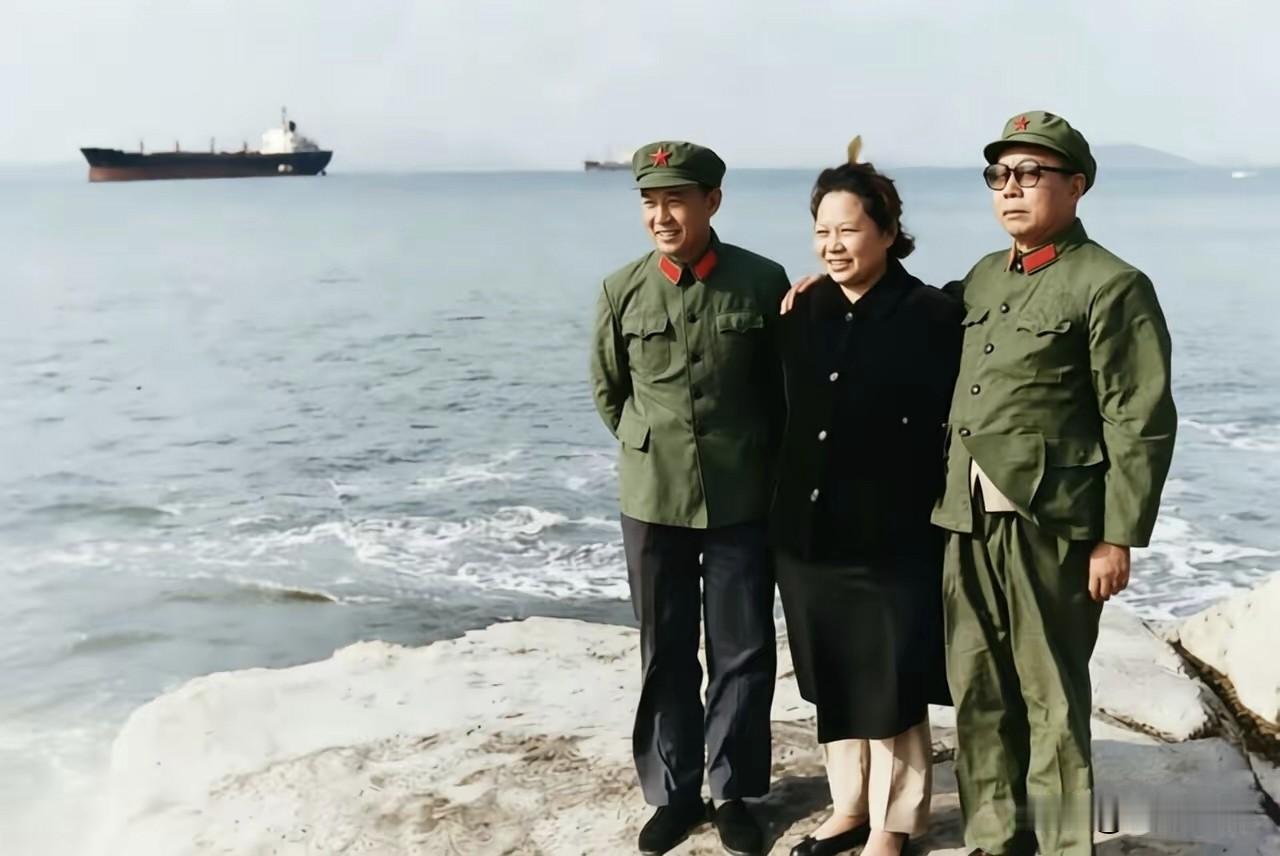 开国上将萧华携夫人王新兰和儿子萧云在海边留下了这张珍贵合影。
1975年，开国上