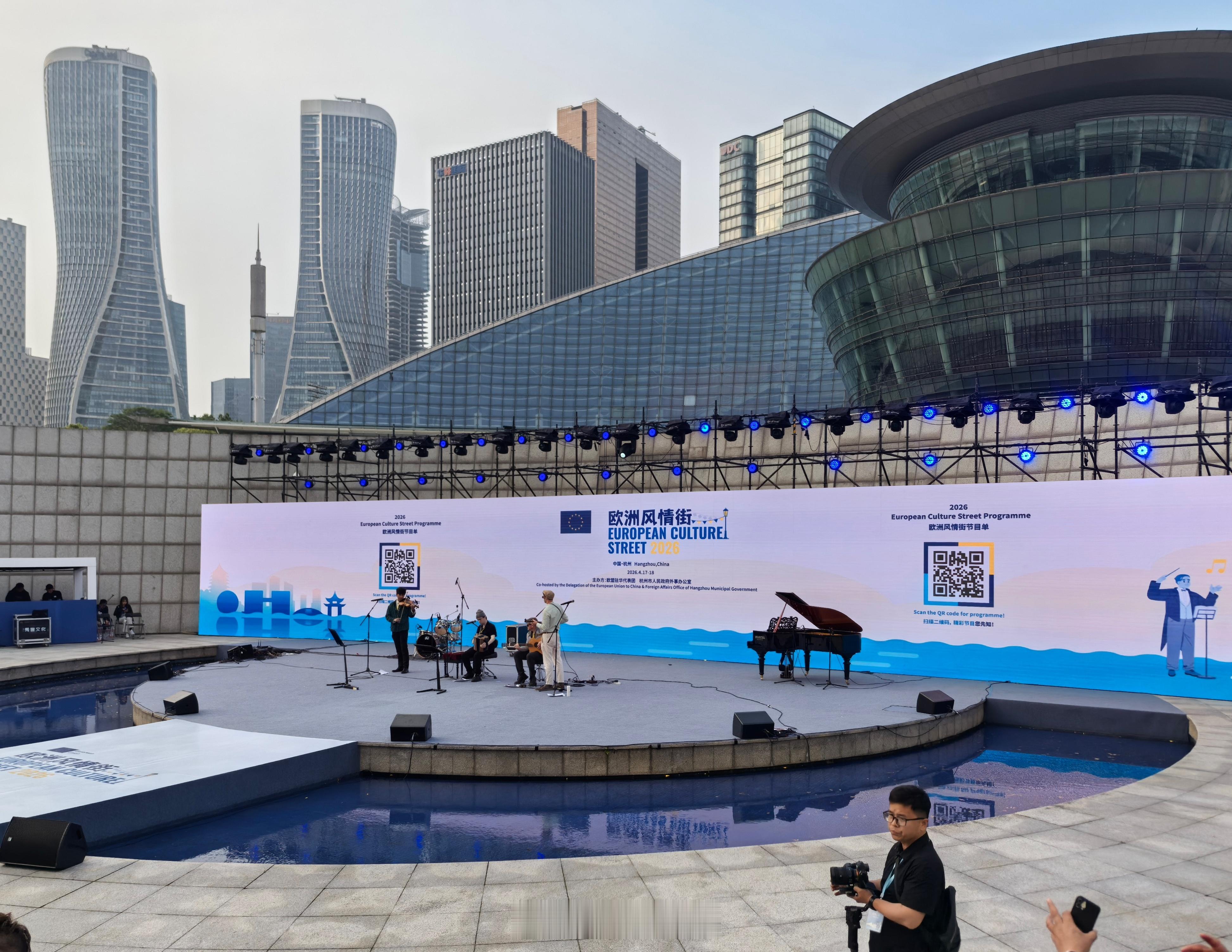 杭州大剧院广场有着很棒的城市背景，来自的记录。 