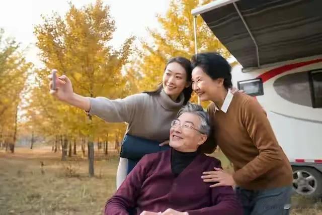 小区张老师退休宴上红着眼圈说：“养女儿是贴心小棉袄，可真到躺床上那天，才知这棉袄