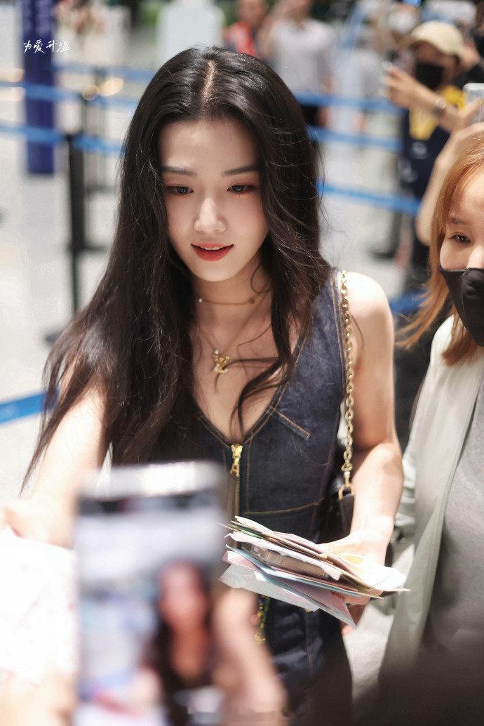 卢昱晓 进组《折月亮》 ​​​出发路透状态很好啊...又瘦又美 ​​​