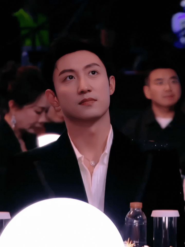 黄景瑜︱爱奇艺尖叫之夜︱特写机位直播做几个截修动图，忙中偷闲我还在重温尖叫之夜，