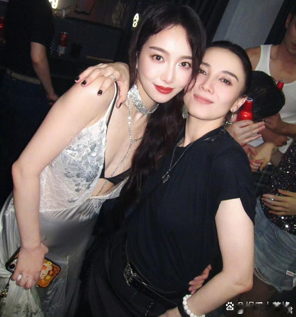 7月15日，演员宋佳在社交平台晒出一组合照，并配文：“都是鲜活热烈可爱有趣的人儿