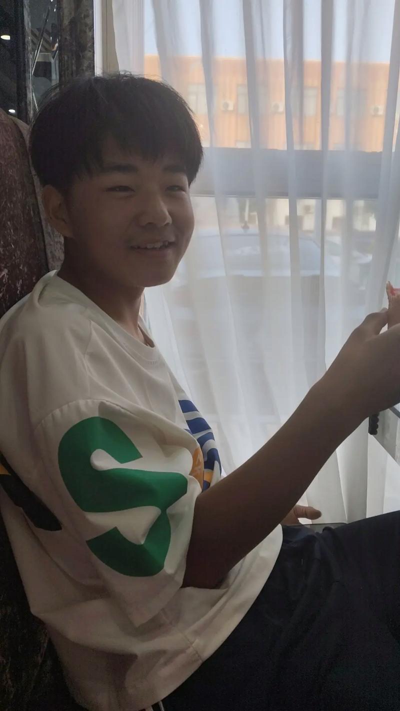 郑州“暖心邻居”逆袭：14岁男孩中考四科状元，邻居阿姨一句话感动万人！

大家好