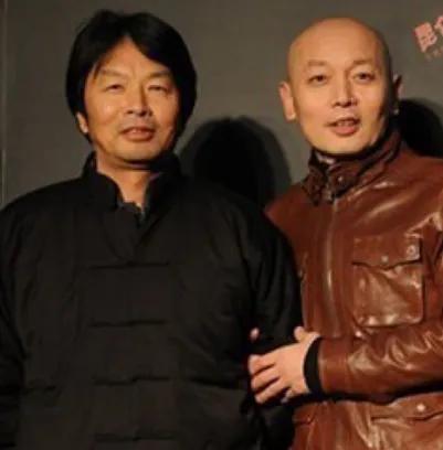 一次节目，主持人问刘震云：“你觉得冯小刚是个什么样的人？”听闻此言，刘震云伸出三