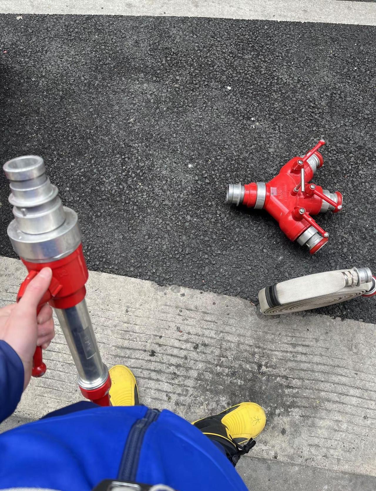 他们说翻过山 就能看见河 没有说见了河 会乘船漂泊  过了星期五还有一上午