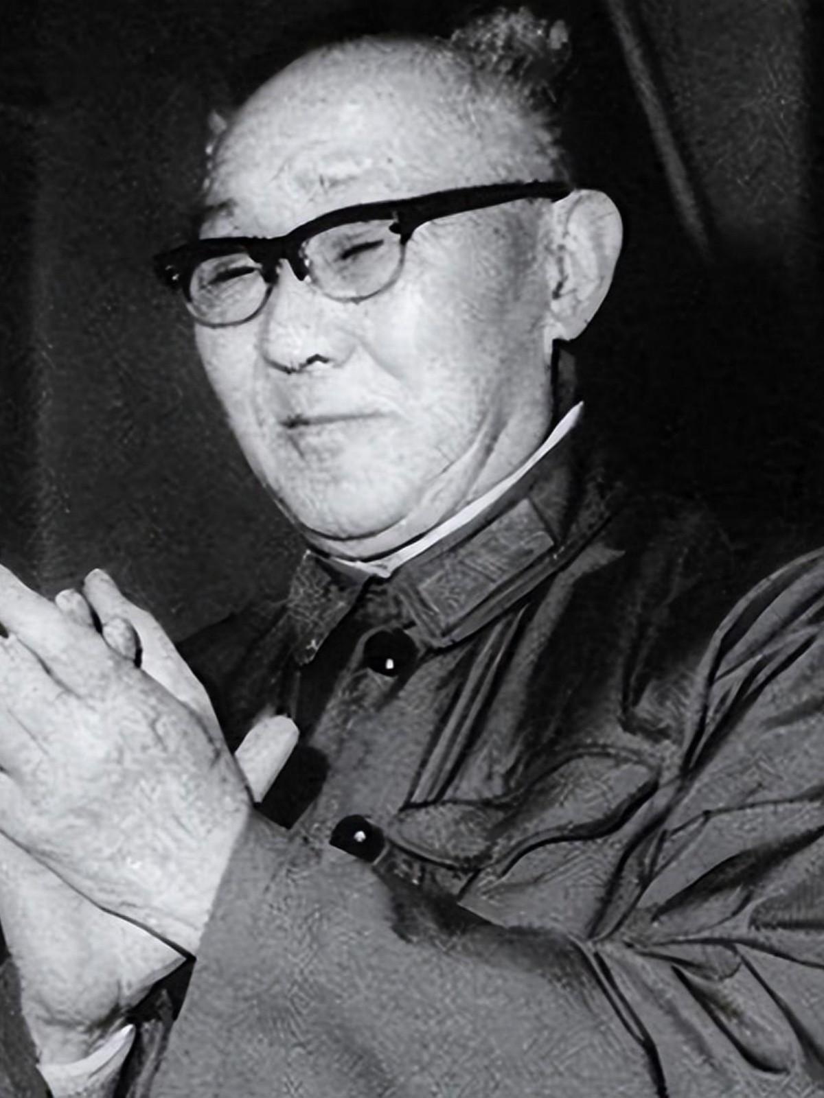 [太阳]1955年9月27日授衔仪式上，当毛主席走到陈面前时，说：“怎么样，跟我