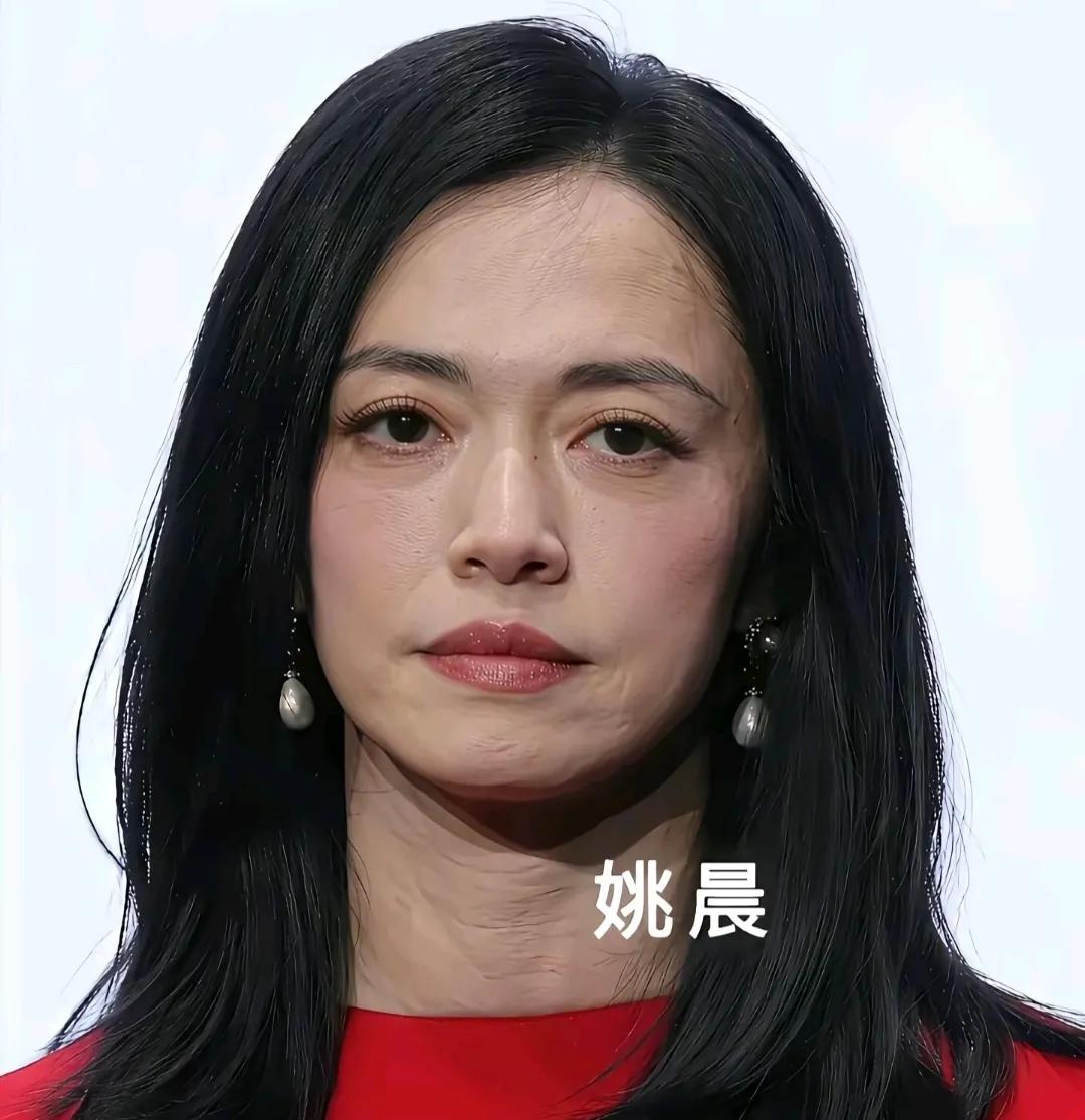 她怎么有颈纹了？

颈纹应该到50.60时才有吧

她好像才四十几吧

这镜头高