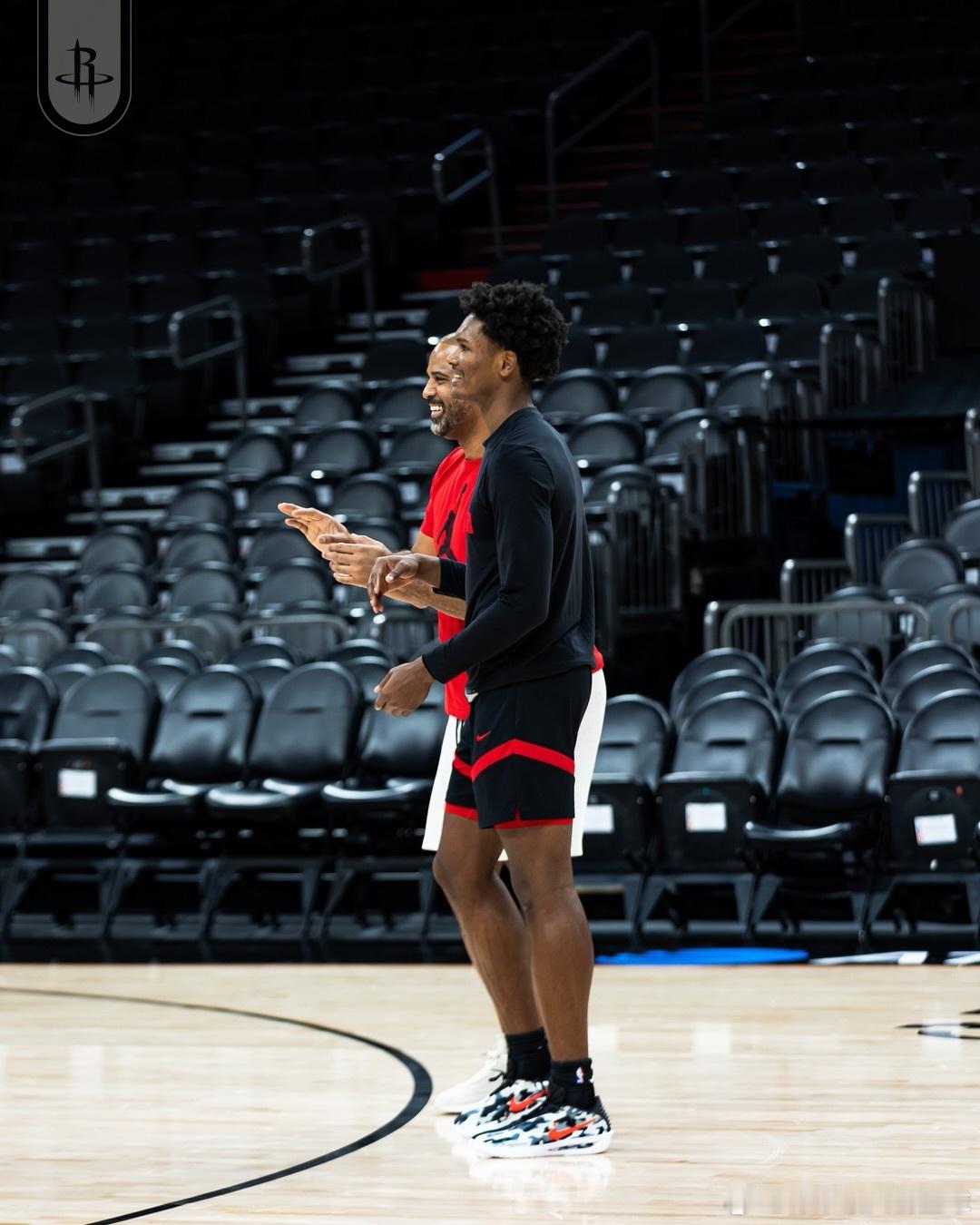 今天早前火箭队进行适应场地训练📸