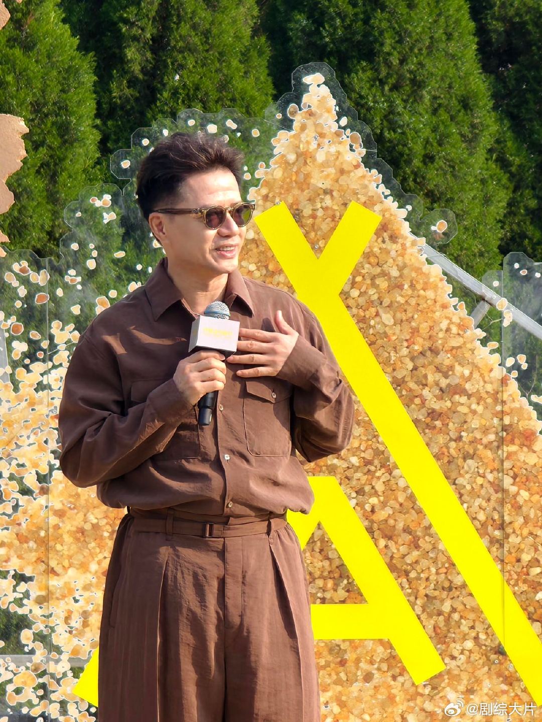 周冬雨段奕宏同色系穿搭 阿那亚戏剧节现场这波穿搭太巧，周冬雨和段奕宏没商量却穿出