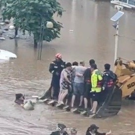 沈阳暴雨女子乘装载机转移踩空落水 西安·华严寺