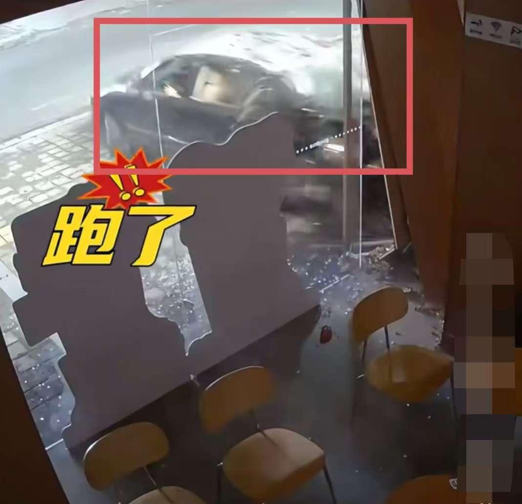 现在全网最后悔的，
就是这个撞了奶茶店后逃跑的司机了！
不是因为监控太多根本跑不