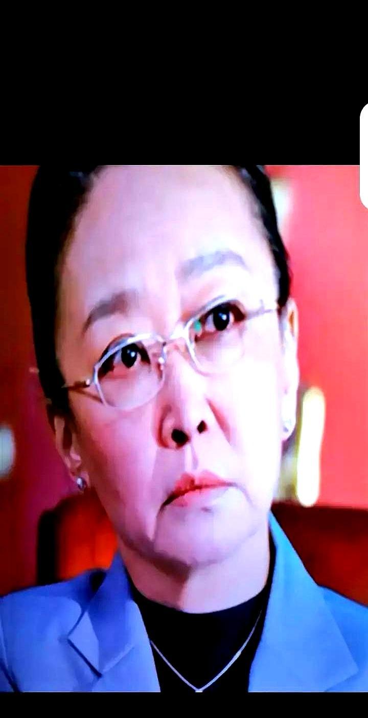 她拔掉自己的氧气管，插进他嘴里，转身走进零下40度的暴风雪。
 
斗了半辈子，恨