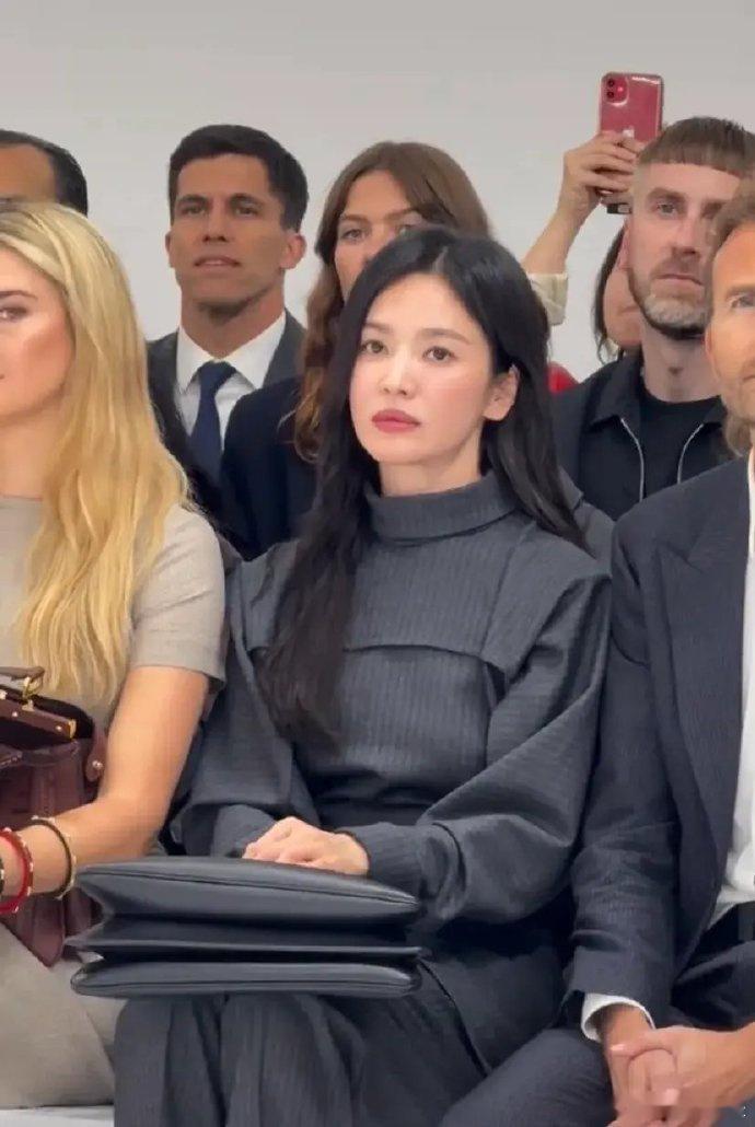 唐嫣，1983年出生，宋慧乔，1981年出生。两人相差2岁。同场看秀，气质状态唐