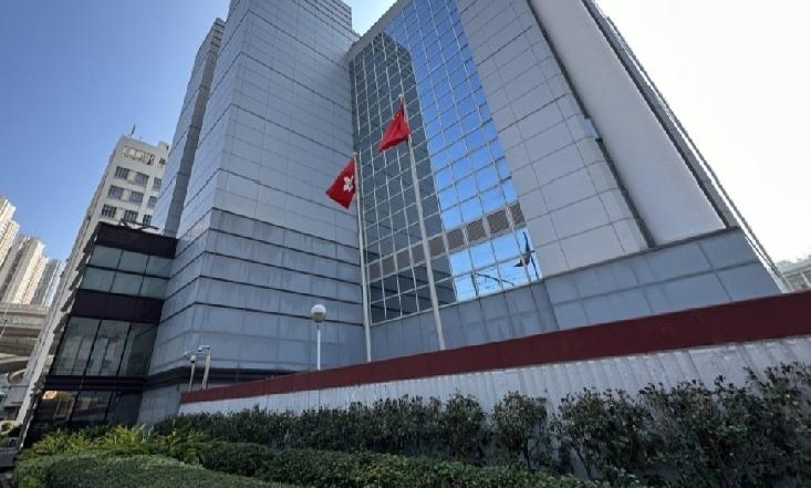 34岁时任香港高级督察涉去年因子女管教的问题与妻子争执，期间将对方推倒在地并大骂