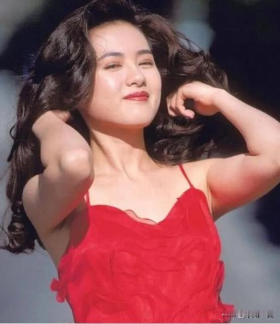 1996年，赚的盆满锅满马上就要结婚的影星李丽珍，因为禁不住王晶高达400万片酬