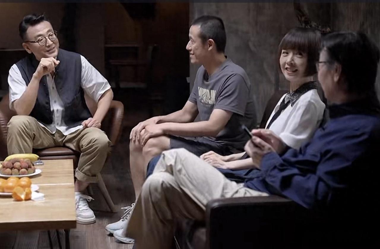 我从《圆桌派》上第一次见到胡安焉时，便被他身上的“格格不入”所吸引。镜头里的他，