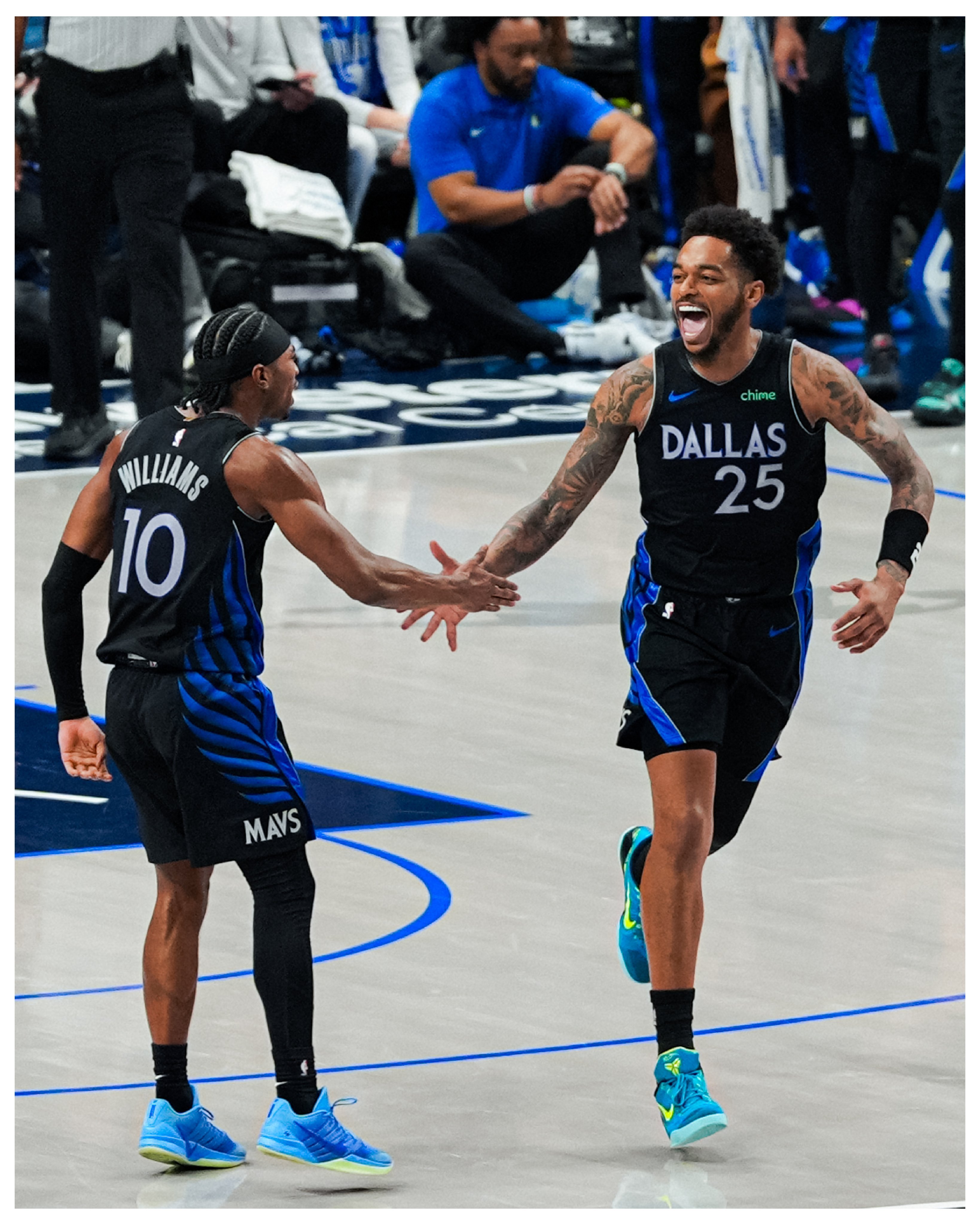 今日比赛胜利镜头，官方又贡献出一种很潮的拼图方式。火箭不敌独行侠