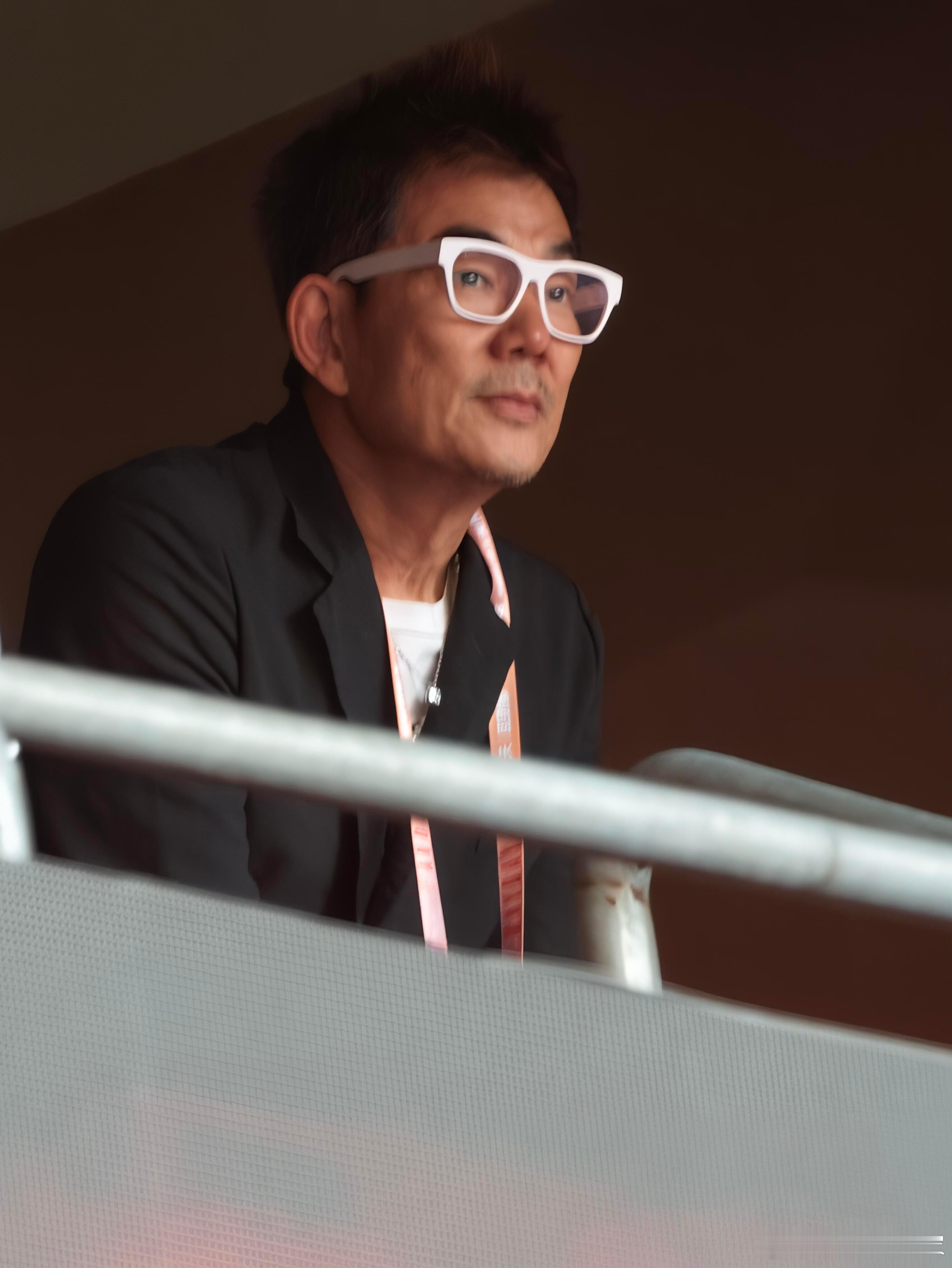 任贤齐都快60岁了任贤齐现身五月天演唱会 5月和任贤齐一起看五月天，so hap