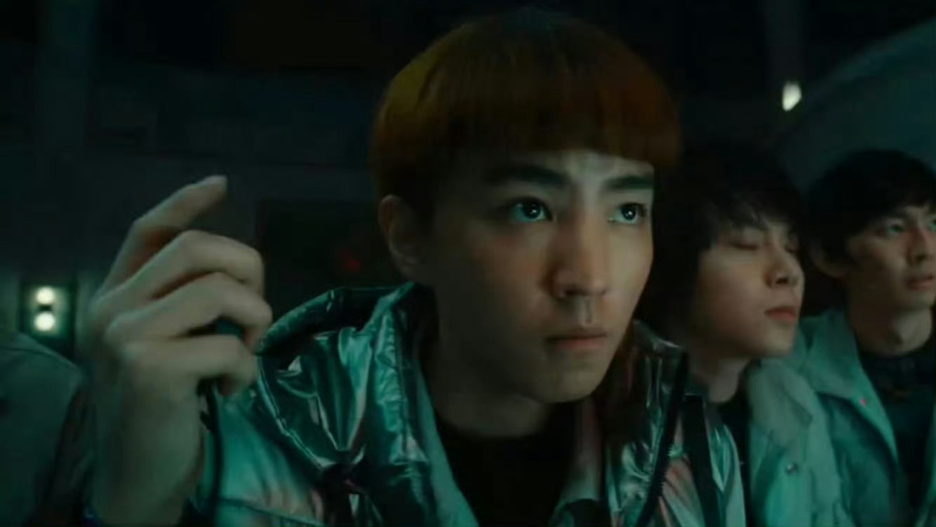 王俊凯无名之辈造型 王俊凯无名之辈2黄毛锅盖发型，不一样的风格，期待小凯[憧憬]