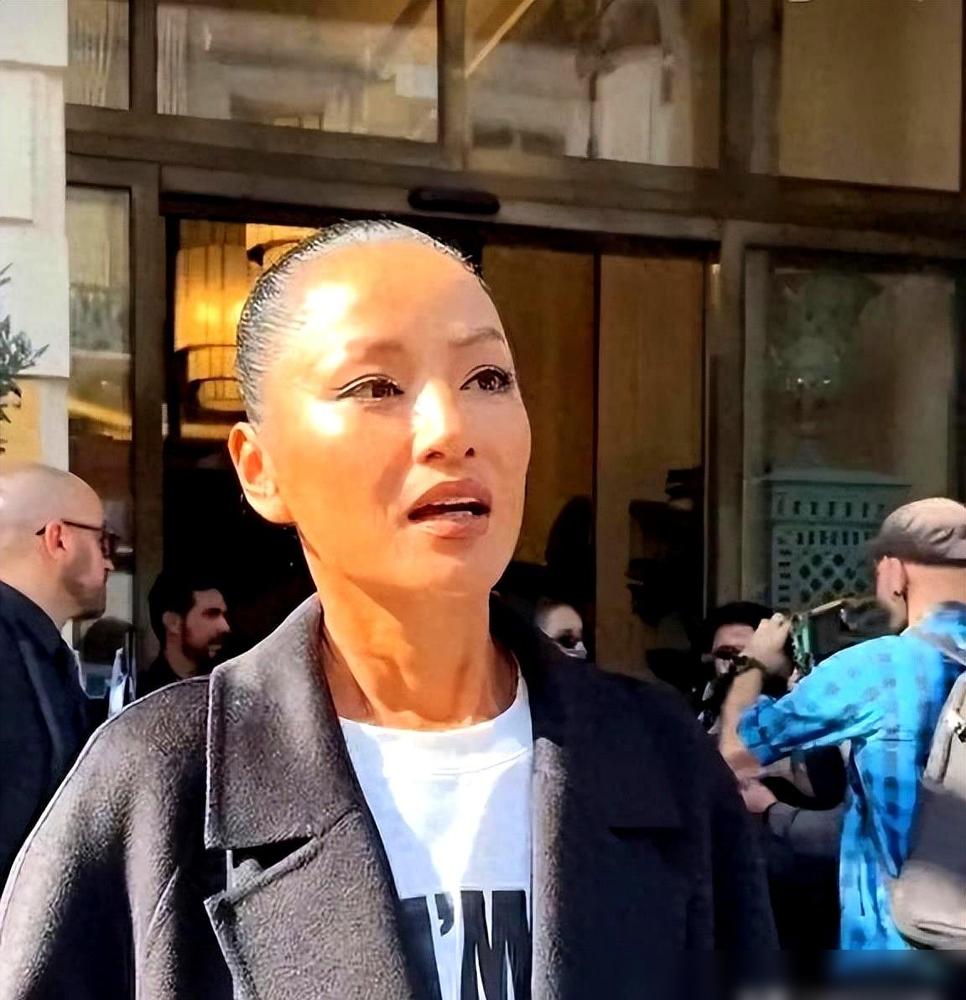 曾经的女神已经53岁了。远离内娱，隐居泰国。

说白了，就是她跟男友在那边一起过