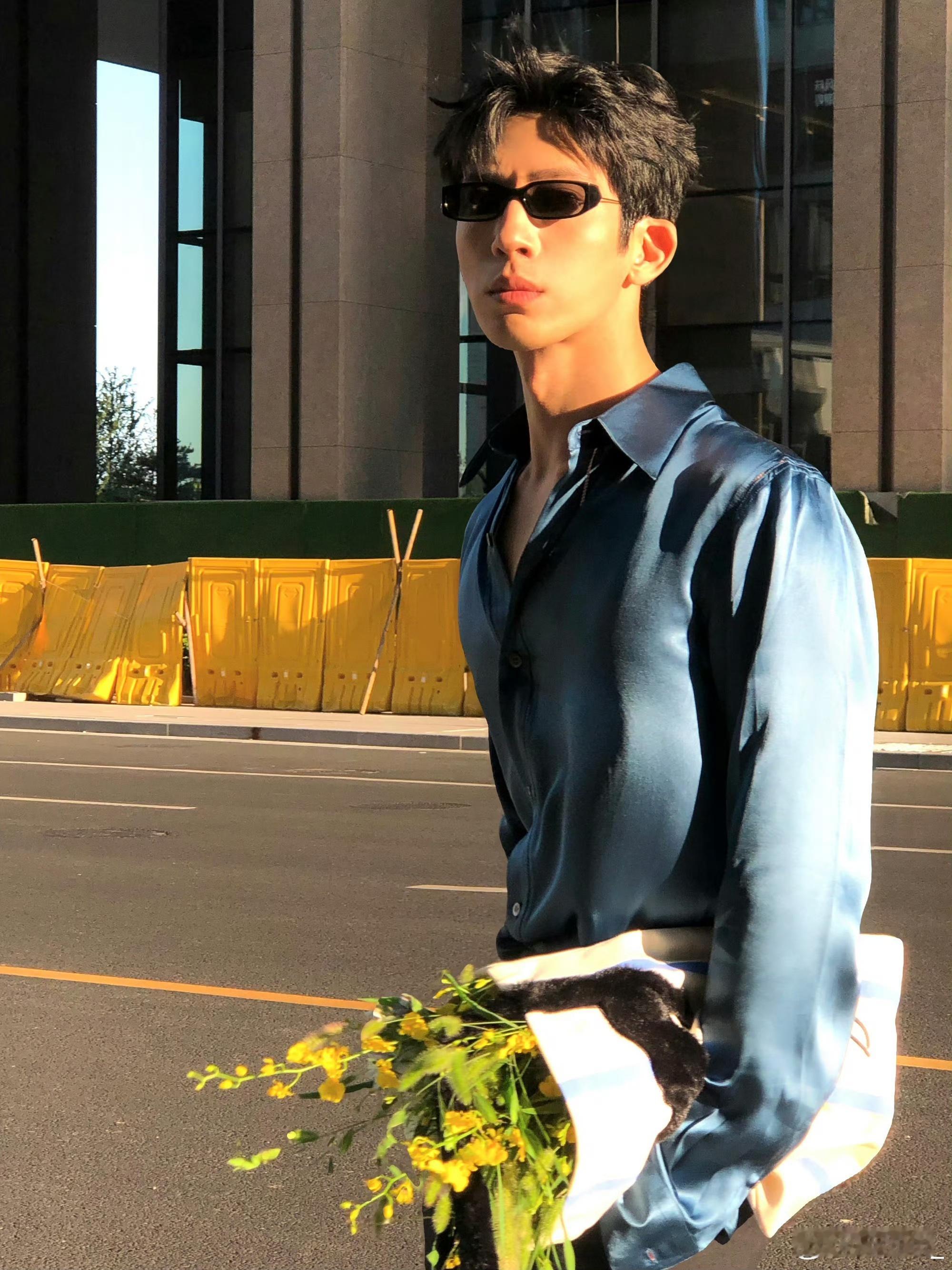 井柏然说早春晴朗像牛仔裤永不过时井柏然回应早春晴朗全球爆火牛仔裤不需要过多装饰就